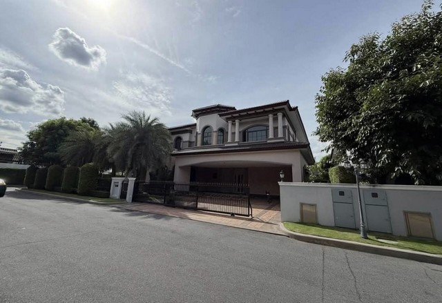 บ้านเดี่ยว 2 ชั้น หลังใหญ่ ทำเลดี ใกล้ถนนเบรมราชชนนีหรูหรา พื้นที่เยอะ พร้อมเข้าอยู่!บ้านใหม่ยังไม่เคยเข้าอยู่ บนที่ดิน 214 ตร.ว. พื้นที่ใช้สอย 560 ตร.ม.พร้อมเรือนรับรองแยกต่างหาก เหมาะสำหรับครอบครัวใหญ่หรือทำโฮมออฟฟิศจุดเด่นของบ้านนี้&nbsp;&nbsp;&nbsp;•&nbsp;&nbsp;&nbsp;หน้ากว้างมากกว่า 10 เมตร แปลงบ้านวางสวย ด้านหน้าที่ดินเหลือดัดข้างสนามหญ้า&nbsp;&nbsp;&nbsp;•&nbsp;&nbsp;&nbsp;ห้องนอน 5 ห้อง ห้องน้ำ 