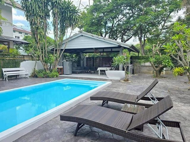 ให้เช่าบ้านพูลวิลล่า 85,000 บาท/เดือน #โซนเจ็ดยอด หลังใหญ่ ใจกลางเมืองเชียงใหม่ เดินทางสะดวก #ใกล้เมญ่า & ถนนนิมมาน เพียง 5 นาที เหมาะสำหรับครอบครัวหรือชาวต่างชาติ บรรยากาศเป็นส่วนตัว พื้นที่กว้าง ฟังก์ชันครบรายละเอียดบ้านเนื้อที่ 217 ตารางวา4 ห้องนอน | 3 ห้องน้ำห้องรับแขกห้องออฟฟิศโต๊ะพูลบาร์เครื่องดื่มสระว่ายน้ำระบบเกลือ ขนาด 3 × 7 เมตรพื้นที่พักผ่อนริมสระที่