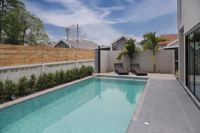 บ้านพูลวิลล่าให้เช่า 65,000 บาท/เดือน #ใกล้กาดฝรั่ง #โซนหางดง บ้าน 2 ชั้น #รีโนเวทใหม่ ทำเลดี อยู่ในแหล่งชุมชน เงียบสงบ #ใกล้โรงเรียนนานาชาติหลายแห่ง #หิ้วกระเป๋าเข้าอยู่ได้เลย #ไม่รับสัตว์เลี้ยงขนาดที่ดิน 60 ตร.ว. พื้นที่ใช้สอยภายในบ้าน 180 ตร.ม.3 ห้องนอน 3 ห้องน้ำ1 ห้องนั่งเล่น1 ห้องครัวฝรั่งสระน้ำระบบเกลือ 8x4 ม.ห้องซักรีด+เครื่องซักผ้ามีเตาอบ และไมโครเวฟในตัว2 ที่จอดร