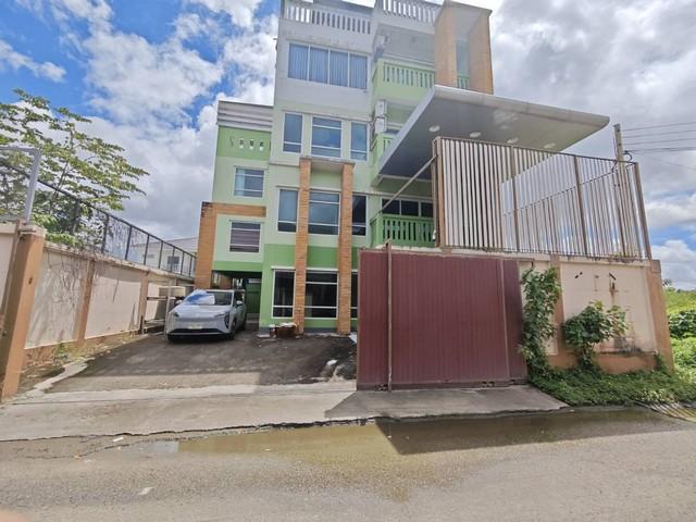 ให้เช่าอาคาร โฮมออฟฟิศ สำนักงาน ซอยอ่อนนุช 66 ซอยศรีนครินทร์ 45 ปากซอย MTR สายสีเหลืองสถานีศรีนครินทร์ 38ราคาเช่า 60,000 บาท / เดือนที่ตั้ง ถนนอ่อนนุช ซอยอ่อนนุช 66 แขวงประเวศ เขตประเวศ กรุงเทพมหานคร 10250ติดต่อ : คุณภัสพงณ์ 0634098164Line : binkem22https://www.facebook.com/profile.php?id=61581484955548เนื้อที่ 100 ตารางวา พื้นที่ใช้สอย 484 ตารางเมตร จำนวน 4.5 ชั้น มีห้องน้ำทุกชั้น จอดรถ 4-6 คันไฟ 3 เฟส เหมาะสำหรับทำ Home officeทางเข้าอาคาร�