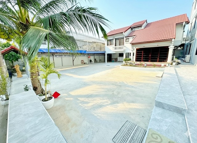 BTSอ่อนนุช 1.8กม. 400 ตร.ม.101 ตร.วา.ให้เช่าบ้านเดี่ยว 2 ชั้นรีโนเวทใหม่ สวย ย่านสวนหลวง 41,999 B-M ฟังก์ชันครบ 4นอน อ่อนนุช13-19  รร.นานาชาติ Bangkok Prep 2.7 กม.ฟังก์ชันครบ 41,999 B-M.4 น้ำ เฟอร์ฯพร้อมอยู่ สวนส่วนตัว ระบบรักษาความปลอดภัย ใกล้เซ็นจูรี่ เดอะ มูฟวี่ พลาซ่า อ่อนนุช 1.9 กม. เหมาะอยู่อาศัย ผู้บริหาร หรือชาวต่างชาติ BTS OnNut 1.8km. 400sq.m. 101sq.wa. 4bed 4bath private garden OnNut 13-19 Newly renovated 2 story detached house for rent 41,999 B-M  in SuanLuang area   2.7 km. from Bangkok Prep International School Fully fur