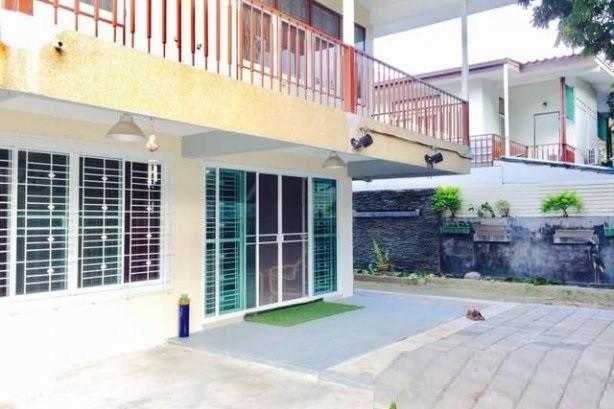 ให้เช่าบ้านเดี่ยว2 ชั้น ย่านโชคชัย4 หมู่บ้าน ต.รวมโชค เหมะอยู่อาศัยใกล้MRTโชคชัย4ตกแต่งพร้อมอยู่ติดต่อ : คุณภัสพงณ์ 063-409-8164Line : deedaa23เนื้อที่ 75 ตารางวา พื้นที่ใช้สอย 240 ตารางเมตร จำนวน 2 ชั้น 3 ห้องนอน 2 ห้องน้ำ 1ห้องพักผ่อน ที่จอดรถ 4 คันพร้อมเครื่องปรับอากาศ 3 เครื่องราคาเช่า 40,000 บาท / เดือน (สัญญาขั้นต่ำ 2 ปี ประกัน 2 เดือน ล่วงหน้า 1 เดือน)ที่ตั้ง ถนนโชคชัย4 หมู่บ้าน ต.รวมโชค แขวง