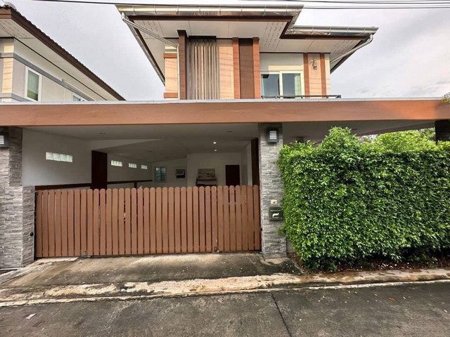 LV53384 ให้เช่า แพททาเล็ต ไพรเวท พูล วิลล่า ติดสระว่ายน้ำรับโค-เวลคัม ทำเลดี ซอยสยามคันทรีคลับราคาเช่า : 35,000 บาท/เดือน (เงินมัดจำ 2 เดือน สัญญา 1 ปี)ที่ตั้ง :  ตำบล โป่ง อำเภอบางละมุง ชลบุรี 20150ชื่อโครงการ : แพททาเล็ต ไพรเวท พูล วิลล่า รายละเอียด :- พื้นที่ใช้สอย 180 ตร.ม.- ขนาดที่ดิน 55 ถ. (220 ตร.ม.)- 3 ห้องนอน - 3 ห้องน้ำ- สองชั้น- สระว่ายน้ำส่วนตัว- พื้นที่ครัว (กลางแจ้งและในร่ม)- เฟอร์นิเจ�