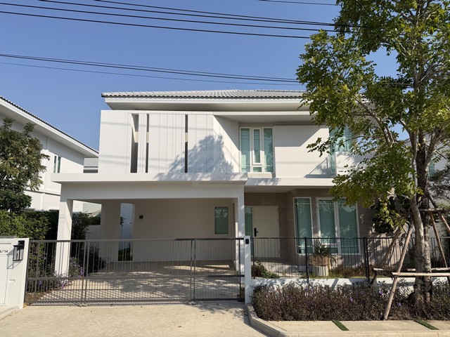 ให้เช่าบ้านเดี่ยวใหม่ 2 ชั้น 4 ห้องนอน สีวลี บางนา กม.13 (ซอยวัดหลวงพ่อโต) ใกล้สโมสร ติดถนนเมน ใกล้ Market Village สุวรรณภูมิ*** ราคาเช่า 83,000 บาท/เดือนติดต่อ:: ชยา โทร/ID Line:: 0942823961   Link Line:: https://line.me/ti/p/3xFA1An8Kcรหัส# T26-116บ้านเดี่ยวใหม่ 2 ชั้น สีวลี บางนา กม.13 (ซอยวัดหลวงพ่อโต)เนื้อที่ 55 ตรว.พื้นที่ใช้สอย 177 ตรม.4 ห้องนอน 4 ห้องน้ำ2 ที่จอดรถ5 แอร์ 4 เครื่องทำน้ำอุ่น 1 ตู้เย็น ฮูดดูดอากาศ+เตาไฟฟ้า ผ้าม่านทั้งหลั�