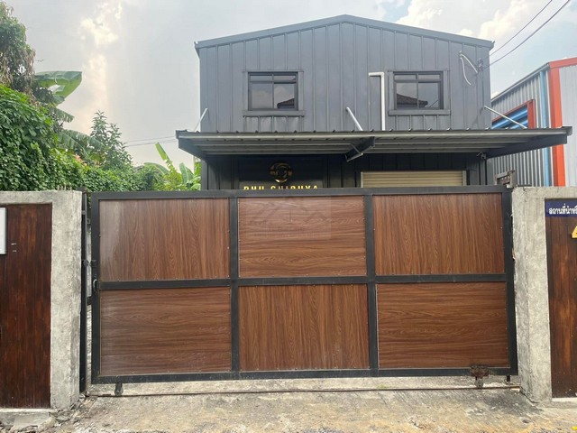 ให้เช่าโกดัง ออฟฟิศ 2 ชั้น บนเนื้อที่ 79 ตรว. 260 ตรม. ย่านโชคชัย 4 สตรีวิทยา 2 เหมาะสำหรับทำออฟฟิศหรือเก็บสินค้า*** ราคาเช่า 50,000 บาท/เดือน ติดต่อ:: ชยา โทร/ID Line:: 0942823961   Link Line:: https://line.me/ti/p/3xFA1An8Kcรหัส# T26-114โกดัง ออฟฟิศอาคาร 2 ชั้น ย่านโชคชัย 4 สตรีวิทยา 2 - เนื้อที่ 79 ตรว.- พื้นที่ใช้สอยประมาณ 260 ตรม. ( ด้านล่าง 150 ตรม. ด้านบน 110 ตรม.) - โกดังขนาดสูง 6.5 เมตร - หน้ากว้าง 10 เมตรยาว 15 เมตร - แอร์ 3 ตัว ( ชั้นล่าง 36,000 BTU ช�