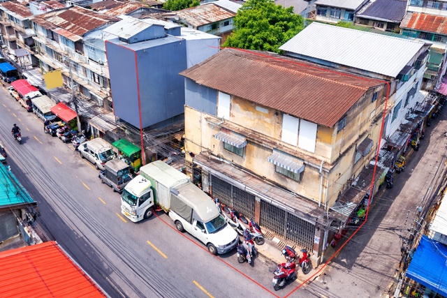 แยกเรือนจำ ดิโอลด์สยาม ไชน่าเวิลด์ ภายใน 1 กม.  สวนรมณีนาถ 150ม. ใกล้ MRTสามยอด 650ม.  อาคารพาณิชย์ 2.5ชั้น หัวมุม 2 คูหา หน้าหลัง 4นอน 4น้ำ  ตลาดสำเพ็ง 500 ม. 40ตร.ว. 240 ตร.ม. ทำเลค้าขายย่านบริพัตร เยาวราช 24,998-29,999 B-MRuanCham Junction 24,998-29,999 B-M Near  Sampeng Market 500m. RommaniNat Park 150m MRT SamYot 650m. on conner 2 Storey Commercial Building 2Units Front and Back with 4Beds 4Baths The Old Siam China World within 1 km 40sq.wah Usable Area 240sq.m Prime Business Location Boriphat Yaowaratแยกเรือนจำถนนมหาไชย แขวงสำราญราษฎร์ เขตพระนคร กรุงเทพมหานครขนาดที่ด�