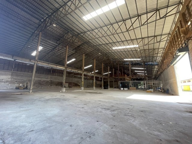 RK0805 ให้เช่าโกดังขนาดใหญ่  พื้นที่สีม่วง  2,640 ตรม  รถใหญ่เข้าได้  ติดถนนเส้นสุพรรณบุรี-บางบัวทอง  PL. Real Estate Broker    ติดต่อAgent  : คุณเด่นชัย                  : 09-8481-8989                  :06-2839-4747 ID Line        :0984818989                   : https://line.me/ti/p/ezz8HbMifzWhatsApp   :+66984818989          : แอดไลน์ แคปหน้าจอสอบถามได้เลยครับสนใจทรัพย์อื่นๆ โปรดติดตามในเพจhttps://www.facebook.com/profile.php?id=61586498687296โกดัง ติดถนนเส้นสุพรรณบุรี-บางบัวทอง ขนาด 2640 ตารางเมตร รวมออฟฟิศ  พื้นที่สีม่วง ทำโรงง�