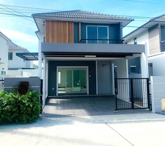 #ให้เช่าบ้านพานทองชลบุรี????ให้เช่าบ้าน 2 ชั้น มบ.แฟมมิลี่ซิตี้-พานทอง????ค่าเช่า 26,000      -ล่วงหน้า 1 เดือน     -ประกัน 2 เดือน     -สัญญาเช่า 1 ปี????????เลี้ยงสัตว์ได้ไม่เกิน 2 ตัวและห้ามรบกวนเพื่อนบ้าน(บ้านพร้อมเข้าอยู่วันที่ 25 มกราคม 2569 )***บ้านใหม่อายุแค่ 2ปี 6เดือน สภาพใหม่***✅รายละเอียด:???? บ้านแฝดสไตล์เดี่ยว 2 ชั้น พื้นที่ 38.5 ตรว.???? 3 ห้องนอน 3 ห้องน้ำ ( ห้องนอนใหญ่ห้องน้ำในตัว)???? 1 ห้องเก�