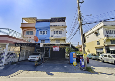 BHL1191ตึกแถว 2.5 ชั้น หมู่บ้าน บัวทองธานี (หลังมุม)ที่ตั้ง : 14/3053 หมู่ที่ 14 ตำบลบางบัวทอง อำเภอบางบัวทอง จังหวัดนนทบุรีรายละเอียด- เนื้อที่ 27.2 ตร.ว. พื้นที่ใช้สอย 130 ตร.ม.- 4 ห้องนอน 2 ห้องน้ำ- 1 ห้องครัว- ที่จอดรถ 2 คัน- ด้านหน้าบ้าน ทิศตะวันออกสถานที่ใกล้เคียง- เซ็นทรัล เวสต์เกต- อิเกีย บางใหญ่- บิ๊กซี เอ็กซ์ตร้า บางใหญ่- ตลาดบางใหญ่- ตลาดสมบัติบุรี- แม็คโครบางบัวทอง- เดอะ สแควร์ บ