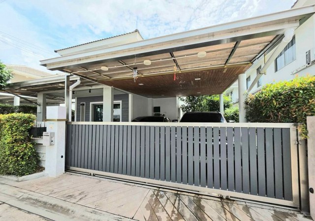 TEL : 092-288 9359 คุณดนิตาLine : https://line.me/ti/p/yxo92dHWP1รายละเอียด : เนื้อที่ขนาด 48.5 ตารางวา3 ห้องนอน 2 ห้องน้ำ1 ห้องครัว1 ห้องรับแขก2 ที่จอดรถบ้านหันทิศใต้อายุบ้านประมาณ 10 ปีค่าส่วนกลางปีละ 12,000 บาทสิ่งอำนวยความสะดวก : - ผ้าม่าน - วอลเปเปอร์ - ประตูรั้วสแตนเลสพร้อมระบบมอเตอร์อัตโนมัติ - กันสาดสแตนเลสคุณภาพสูง - รองรับการติดตั้งสถานีชาร์จรถยนต์ไฟฟ้า - เครื่องปรับอากาศครบทุกห้อง- เครื่องทำน้�