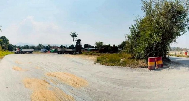 TEL : 092-288 9359 คุณดนิตาLine : https://line.me/ti/p/yxo92dHWP1รายละเอียด : เนื้อที่ขนาด 2-2-0 ไร่ มีถนนสาธารณะ เข้าออกด้านหน้าและด้านหลัง ห่างจากถนนเส้นมอเตอร์เวย์หมายเลข7 : 500 เมตรสถานที่ใกล้เคียง : - เซ็นทรัลชลบุรี 6.8 กม.- หาดบางแสน 10 กม.- ที่ว่าการอำเภอเมืองชลบุรี 6 กม.- ท่าเรือแหลมฉบัง 35 กิโลเมตรF-A11 