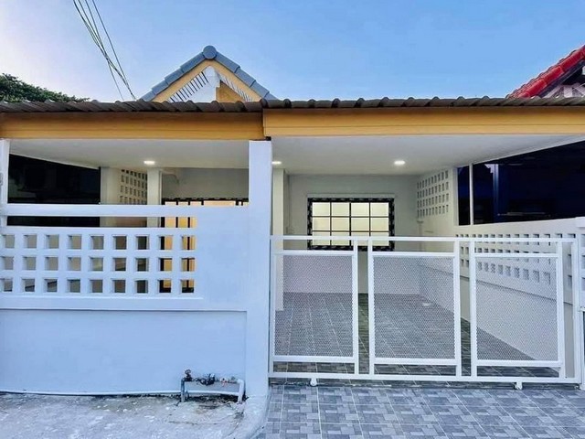 TEL : 092-288 9359 คุณดนิตาLine : https://line.me/ti/p/yxo92dHWP1รายละเอียด : พื้นที่ 24 ตารางวามี 2 ห้องนอน 1 ห้องน้ำ 1 ห้องครัว จอดรถได้  1-2 คันของแถมในตัวบ้าน- ปรับปรุงรีโนเวทใหม่ทั้งหลัง- ต่อเติมครัวหลังบ้านและเค้าเตอร์ครัว- ปรับหลังคาโรงจอดรถหน้าบ้าน- ปรับปรุงรั้วหน้าบ้านใหม่ - เช้คระบบท่อน้ำ ระบบไฟใหม่ทั้งหลังแถมม่านฟรีทั้งหลังF-A7 