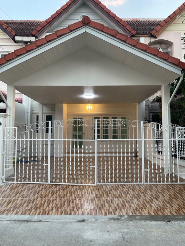 ให้เช่าทาวน์โฮม 2 ชั้น รีโนเวทใหม่ หมู่บ้านภัทรพาร์ค บางคูวัด – ปทุมธานีที่ตั้ง : 111/50 ม.7 ต.บางคูวัด อ. เมืองปทุมธานี 12000พิกัด : https://goo.gl/maps/XTDdbhv5s6EY6ASZ9?g_st=alขนาดพื้นที่ : 25 ตารางวารายละเอียด-ทาวน์โฮม 2 ชั้น รีโนเวทใหม่ทั้งหลัง-บ้านเปล่า ไม่มีเฟอร์นิเจอร์-บรรยากาศหมู่บ้านเงียบสงบ เป็นส่วนตัว-เหมาะสำหรับอยู่อาศัย หรือทำโฮมออฟฟิศฟังก์ชั่นบ้าน-4 ห้องนอน -3 ห้องน้ำ-ครัวใหม่ -แอร์ 2 เคร