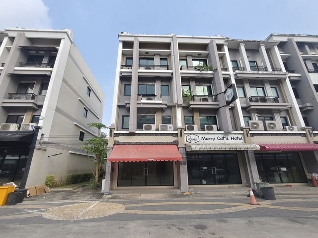 ให้เช่าโฮมออฟฟิศ 4 ชั้นห้องหัวมุม โครงการ The Regent Street London รามอินทรา 109 ใกล้แฟชั่นไอร์แลนด์     *** ราคาเช่า 25,000 บาท/เดือน ติดต่อ:: ชยา โทร/ID Line:: 0942823961   Link Line:: https://line.me/ti/p/3xFA1An8Kcรหัส# T26-121อาคาร 4 ชั้นห้องหัวมุม โครงการ The Regent Street London รามอินทรา 109  พื้นที่ใช้สอยประมาณ 230 ตรม. 2 ห้องนอน 2 ห้องประชุม 1 โถงรับแขก4 ห้องน้ำ ปั้มน้ำ บนล่าง มีแอร์ 5 ตัว  ต่อเติมหลังคาด้านหลังให้เรียบร้อย ใช้ทำครัว ซักล้าง (มีเหล็กดั