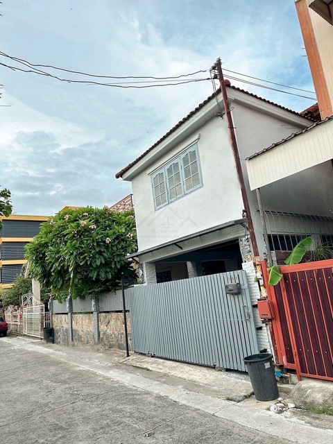 ให้เช่าบ้านเดี่ยวหรู 2 ชั้น 5 ห้องนอน เฟอร์นิเจอร์พร้อมอยู่ ทำเลทอง สุทธิสาร–ลาดพร้าว 64 (ใกล้ MRT สุทธิสาร และ MRT โชคชัย 4)*** ราคาเช่า 45,000 บาท/เดือน ติดต่อ:: ชยา โทร/ID Line:: 0942823961   Link Line:: https://line.me/ti/p/3xFA1An8Kcรหัส# T26-120บ้านเดี่ยวหรู 2 ชั้น เฟอร์พร้อมอยู่ สุทธิสาร–ลาดพร้าว 64 (ใกล้ MRT สุทธิสาร และ MRT โชคชัย 4)- ที่ดิน 55 ตร.ว. - พื้นที่ใช้สอยกว่า 350 ตร.ม.- 5 ห้องนอน - 2 ห้องน้ำใหญ่  - ห้องครัว, ห้องทานข้าว, ห้องเก็บข