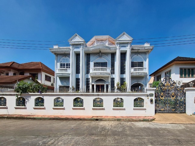 ขายด่วน บ้านเดี่ยว 3 ชั้น 215 ตรว. หมู่บ้าน ป.ธนานิเวศน์ ถนนเสนานิคม 1 ซอย 28 ใกล้ BTS เสนานิคม, ม.เกษตร*** ราคาขาย 27.5 ล้านบาท ค่าโอนผู้ซื้อออกติดต่อ:: ชยา โทร/ID Line:: 0942823961   Link Line:: https://line.me/ti/p/3xFA1An8Kcรหัส# T25-833บ้านเดี่ยว 3 ชั้น หมู่บ้าน ป.ธนานิเวศน์ ถนนเสนานิคม 1 ซอย 28 ใกล้ BTS เสนานิคม -- เนื้อที่ดินรวม 215 ตรว. -- มีบ้านเดี่ยว 2 หลัง จอดรถได้ประมาณ 7 คันหลังที่ 1. บ้านหลัก 3 ชั้น -- บนที่ดิน 130 ตรว. -- พื้นที่ใช้สอย