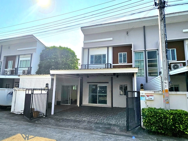 ขายทาวน์โฮมหลังริม 34.3 ตร.ว. :: ไลโอ รัตนาธิเบศร์ – เวสต์เกต :: 4 ห้องนอน | 2 ห้องน้ำ | 2 ที่จอดรถ | ต่อเติมรอบบ้าน #M10682:: ไลโอ รัตนาธิเบศร์ – เวสต์เกต ::บ้านหน้ากว้าง 4 ห้องนอน พร้อมรองรับครอบครัวขนาดใหญ่ ทำเลดีใกล้รถไฟฟ้าสายสีม่วง (สถานีคลองบางไผ่), เซ็นทรัลเวสต์เกต, ทางด่วนศรีรัช และโรงพยาบาลเกษมราษฎร์รัตนาธิเบศร์:: รายละเอียดทรัพย์ ::▪︎ ทาวน์โฮม 2 ชั้น หลังริม▪︎ ที่ดิน 34.3 ตร.�