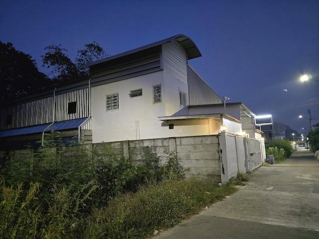 ให้เช่าโรงงานโกดัง และสำนักงาน ถนนนาวงประชาพัฒนา 9 ใกล้ทางด่วน และสนามบินดอนเมืองราคาเช่า 43,000 บาท / เดือนที่ตั้ง ถนนสรงประภา ถนนนาวงประชาพัฒนา 9 แขวงสีกัน เขตดอนเมือง กรุงเทพมหานครติดต่อ : คุณภัสพงณ์ 0634098164Line : binkem22https://www.facebook.com/profile.php?id=61581484955548เนื้อที่ 109 ตารางวา มีห้องน้ำภายในอาคารชั้น 1ห้องประชุม 1 ห้องห้องโถงใหญ่ 2 ห้องห้องอเนกประสงค์ 9 ห้องห้อง รปภ. ด้านหน้าอาคาร 1 ห้องห้องน