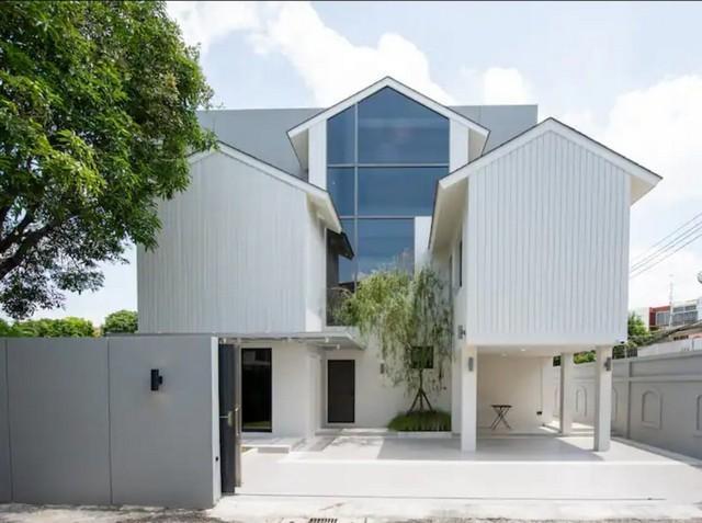 ขายบ้านเดี่ยว 3 ชั้น 60 ตร.ว. สุขุมวิท 71 ซอยปรีดีพนมยงค์ 14 Modern Style หลังมุมใกล้ BTS พระโขนง พัฒนาการ รามคำแหง เอกมัย ทองหล่อราคาขาย 30,000,000 บาทราคาเช่า 200,000 บาท / เดือน ( สัญญาขั้นต่ำ 1 ปี ประกัน 2 เดือน ล่วงหน้า 1 เดือน )ที่ตั้ง ถนนสุขุมวิท 71 ซอยปรีดีพนมยงค์ 14 แขวงพระโขนงเหนือ เขตวัฒนา กรุงเทพ 10110ติดต่อ : คุณภัสพงณ์ 0634098164Line : binkem22https://www.facebook.com/profile.php?id=61581484955548เนื้อที่ 60 ตารางวา พื้นที่ใช้สอย 300 ตารางเมต