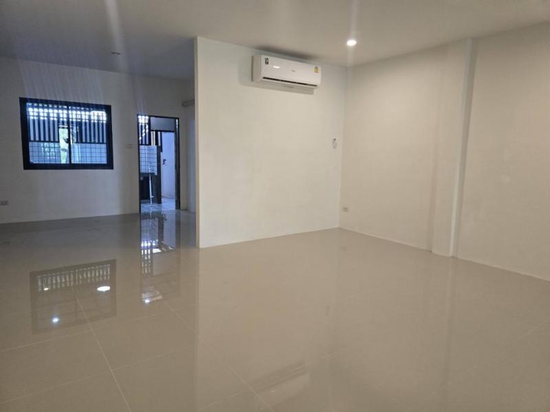 ให้เช่าทาวน์โฮม ศรีสมาน ดอนเมือง ใก้ล โรบินสัน ศรีสมานสนใจติดต่อ คุณเจี๊ยบ Tel. 081 416 4142 Tel. 094 448 5038id : jeab_chick (สามารถแอดไลน์ สอบถามได้ คะ)ขนาดพื้นที่ 42 ตรว. พื้นที่ใช้สอย 250 ตรม.3 ห้องนอน 2 ห้องน้ำ2 ที่จอดรถ 3 แอร์1 เครื่องทำน้ำอุ่น*** เลี้ยงสัตว์ได้ราคา 17,000 บาท/เดือนทำเลดีตรงข้าม โรบินสัน ศรีสมานทางด่วนศรีสมานสนใจติดต่อ คุณเจี๊ยบTel. 081 416 4142Tel. 094 448 5038id : jeab_chick(สามารถแอดไลน์ สอบถามได้ คะ)PL. Real Estate Brok