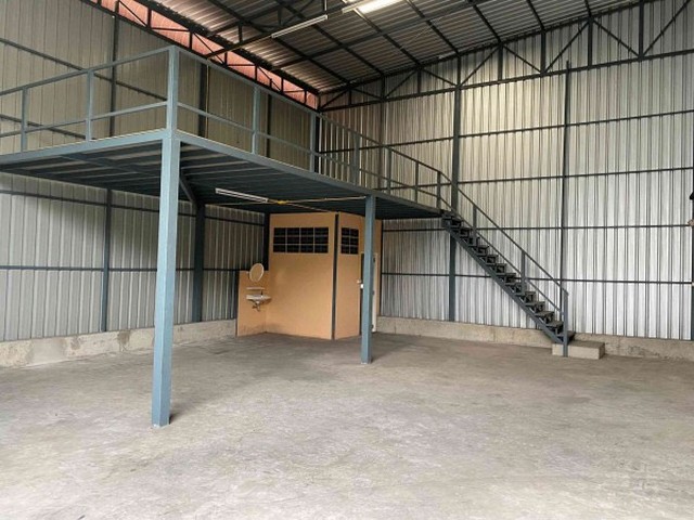 BRA487 ให้เช่าโกดัง ลาดพร้าว101 โพธิ์แก้ว3 ขนาด 245ตรม. ใกล้เดอะเมอล์บางกะปิสนใจติดต่อ : คุณสราวุฒิ Tel. 0994108945 Line : 0994108945- โกดังสูง 6 เมตร- รถใหญ่เข้าออกได้- มีห้องน้ำพนักงานชาย/หญิง, ห้องน้ำผู้บริหาร 2ห้อง- มีระบบไฟ 1 เฟส- ค่าน้ำค่าไฟ คิดตามมิเตอร์ที่ติดแยกไว้ในพื้นที่เช่า, ค่าไฟ 7 บาท/ยูนิต, ค่าน้ำ 18 บาท/ยูนิต-มีเส้นทางเข้า-ออกได้หลายทาง เช่น ถ.ลาดพร้าว101 ,ถ.นวมินทร์ ,ถ. เกษตร-นวมินทร์ ใ