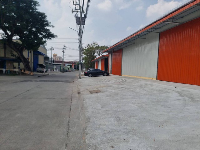 BRA599 ให้เช่าโกดัง ซอยลาดพร้าว83 ขนาด280 ตรม. ใกล้ BTSสายสีเหลือง ลาดพร้าว83  สนใจติดต่อ : คุณสราวุฒิ Tel. 0994108945 Line : ballwuth ให้เช่าโกดังสินค้า ซอย ลาดพร้าว83 พื้นที่โดยรวม280ตรม.. โกดัง ขนาด15*24ม.- มีห้องน้ำพนักงานชาย/หญิง- มีระบบไฟ 1 เฟส- ค่าน้ำค่าไฟ คิดตามมิเตอร์ที่ติดแยกไว้ในพื้นที่เช่า, ค่าไฟ 7 บาท/ยูนิต, ค่าน้ำ 22 บาท/ยูนิต-มีเส้นทางเข้า-ออกได้หลายทาง ใกล้รถไฟฟ้าสายสีเหลือง ลาดพร้าว83  สะ