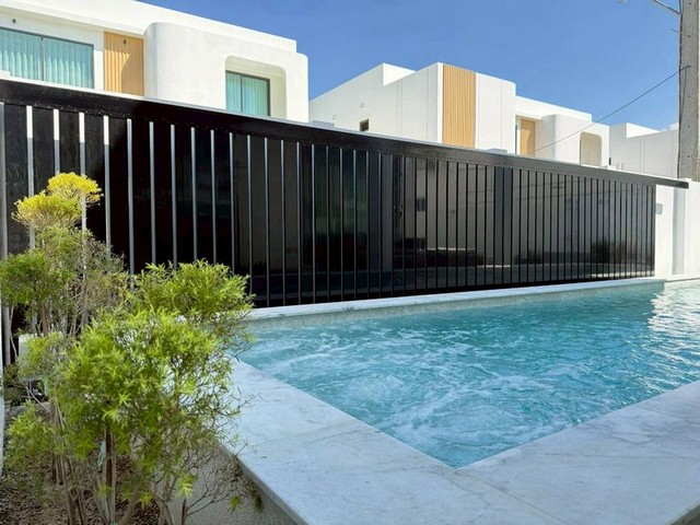 #พูลวิลล่าหางดงให้เช่า 85,000 บาท/เดือน ขาย 9.5 ล้าน 67 ตรว. #สันผักหวาน #หางดง  บ้านใหม่ เพิ่งสร้างเสร็จ ที่ดิน 67 ตารางวาพื้นที่ใช้สอย 280 ตารางเมตร4  ห้องนอน 5  ห้องน้ำ   1 ห้องครัวไทยแยกสระว่ายน้ำระบบเกลือ ขนาด 2.5×9 ม.– เพดานสูง Double high ceiling– ห้องน้ำแยกโซนเปียกแห้ง พร้อม Rain shower– อ่างอาบน้ำ– 4 เครื่องทำน้ำอุ่น– 6 เครื่องปรับอากาศ– 4 เตียงนอน– 4 ตู้เสื้อผ้า– 4 โต๊ะเครื่องแป้ง– 1 ตู้เย็น– 5 โท�