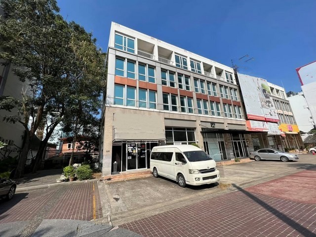 RPJ549อาคารพาณิชย์ 4 ชั้นครึ่งหลังมุม  ติดถนนกรุงธนบุรี หน้า BTS วงเวียนใหญ่เนื้อที่ ประมาณ 25 ตร.ว.  หน้ากว้าง 5m ลึก 13m พื้นที่ใช้สอยประมาน 320 ตร.ม. 8 ห้องนอน · 4 ห้องน้ำ 3ที่จอดรถสนใจติดต่อเจียบ 092-851-6969Line keti2522ราคาเช่า 100,000/เดือน สัญญาขั้นต่ำ 1 ปี มัดจำ 3 เดือน ไม่มีค่าส่วนกลาง กรุงธนบุรี 1คลองต้นไทร คลองสาน กรุงเทพมหานคร 10600**- ค่าภาษีที่ดิน และ ประกันอัคคีภัย ผู้เช่าเป็นผู้จ่าย**** - ค่าน�