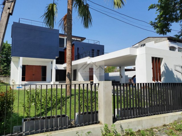 ให้เช่า Pool Villa 3 ชั้น Modern Luxury 250 ตรว. ซอยสุขุมวิท 62 มี Roof Top และสระว่ายน้ำกลางบ้าน ใกล้ทางด่วน 2 สาย, ใกล้ BTS บางจาก **เหมาะอยู่อาศัย, Home Office, สตูดิโอ*** ราคาเช่า 350,000 บาท/เดือน*** ราคาขาย 75 ล้านบาท ติดต่อ:: ชยา โทร/ID Line:: 0942823961   Link Line:: https://line.me/ti/p/3xFA1An8Kcรหัส# T26-128 Pool Villa บ้านเดี่ยว 3 ชั้น Modern Luxury  ซอยสุขุมวิท 62 **เหมาะทำเป็นที่อยู่อาศัย, Home Office, สตูดิโอถ่ายละคร - บนเนื้อที่ 250 ตารางวา- พื้นที่ใช้สอยกว่า 700 ตารางเมตร  - 5 ห้อ�