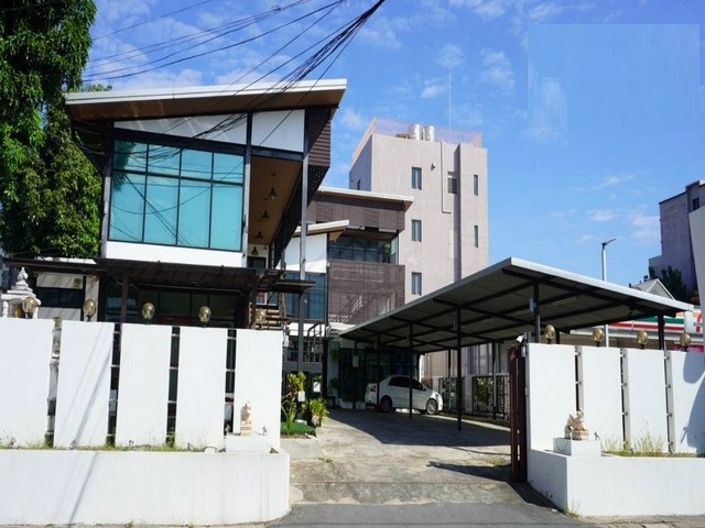 ให้เช่าพื้นที่ทำคาเฟ่หรือออฟฟิศ 70 ตรม. ทำเลห้วยขวาง–สุทธิสาร–ลาดพร้าว ทำเลทอง  ใกล้ MRT สุทธิสาร *** ราคาเช่า 50,000 บาท/เดือนติดต่อ:: ชยา โทร/ID Line:: 0942823961   Link Line:: https://line.me/ti/p/3xFA1An8Kcรหัส# T26-126พื้นที่ทำคาเฟ่ / ออฟฟิศ ทำเลห้วยขวาง–สุทธิสาร–ลาดพร้าว ทำเลทอง  ใกล้ MRT สุทธิสาร - โซน Shop (เหมาะทำ Café / ร้านนั่งชิล)- พื้นที่รวม 70 ตร.ม.- Indoor 45 ตร.ม.- Outdoor 25 ตร.ม. (Semi-outdoor มีหลังคา)- ที่จอดรถประจำ 2 คันเหมาะมากสำหรับ- ร้าน�