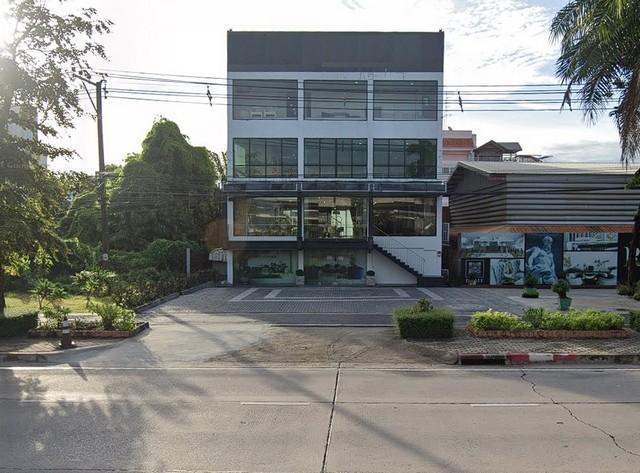 ให้เช่าอาคารโชว์รูม 4 ชั้น 1,200 ตรม. เลียบด่วนเอกมัย-รามอินทรา ติดถนนใหญ่ริมถนนประดิษฐ์มนูธรรม ใกล้เซ็นทรัลอีสต์วิลล์ ทำเลศักยภาพสูง เหมาะทำโชว์รูม สำนักงาน หรือคลินิกความงาม*** ราคาเช่า 290,000 บาท/เดือนติดต่อ: ชยา โทร/ID Line:: 0942823961   Link Line:: https://line.me/ti/p/3xFA1An8Kcรหัส# PR418- อาคาร โชว์รูม สำนักงาน คลินิกความงาม 4 ชั้น ริมถนนประดิษฐ์มนูธรรม เลียบด่วนเอกมัย-รามอินทรา- เนื้อที่ 150 ตารางวา- พื้นท