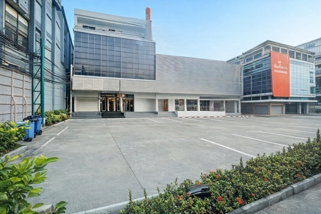 BIG C สำโรง2 490ม. อาคารพาณิชย์ให้เช่า 6 ชั้น รีโนเวทใหม่ BTS สำโรง 200ม. ฟังก์ชันครบ 5 นอน 5 น้ำ ใกล้ตลาดสำโรง และอิมพีเรียลเวิลด์สำโรง 500 ม. พื้นที่ใช้สอย 16 ตร.วา. 365ตร.ม. 34,998 B-M. พร้อมที่จอดรถส่วนตัว เหมาะทำออฟฟิศ ร้านค้า คาเฟ่ ทำเลริมถนนใหญ่ ใกล้ทางด่วน เดินทางสะดวกBIGC Samrong2 490m. 6story renovated commercial building for rent BTS Samrong 200m. fully functional 5 bedrooms 5 bathrooms near Samrong Market and Imperial World Samrong 500 m. usable area 16 sq.wa. 365 sq.m. rent 34,998 B-M includes private parking suitable for office shop cafe prime main road location near expres