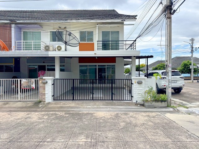    ขาย ทาวน์โฮม โครงการ โชติกา โมเดิร์นนิตี้     ซอย 1/9 ถนน ตลาดใหม่ - บ้านโรงนา  ต.พานทอง อ.พานทอง จ.ชลบุรี  ราคา  2,070,000  บาท (ต่อรองราคาได้เยอะมาก สนใจติดต่อเลย)  รายละเอียดบ้าน - เนื้อที่ 26.9 ตร.ว. -  3 ห้องนอน 2 ห้องน้ำ  -  1 ที่จอดรถ  พิกัดบ้าน :  https://maps.app.goo.gl/khMC9VWvrkqnJQEL6  สถานที่ใกล้เคียง   - โรงพยาบาลพานทอง - สถานีรถไฟ พานทอง - โรบินสันไลฟ์สไตล์ ชลบุรี - ดูโฮม ชลบุรี  รหัสทรัพย์ (Code ID)  : PJ-26-JK2 6961156   สอบถามเ