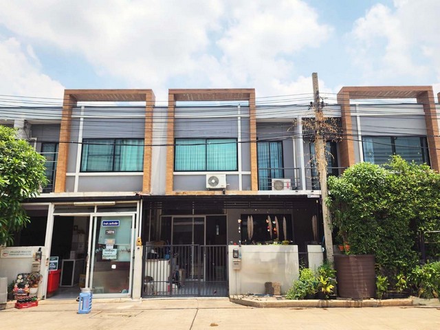  รหัสทรัพย์ (Code ID) :  PTT-26-B13714  ราคา   2,530,000 บาท (ราคาต่อรองได้) ▸ เนื้อที่   20.70 ตร.ว  พื้นที่ใช้สอย 99.80 ตารางเมตร   ▸ - ห้องนอน - ห้องน้ำ    ▸ 1 ที่จอดรถ   ทาวน์เฮ้าส์หันไปทางทิศ   พิกัดทรัพย์ :     https://maps.app.goo.gl/f7hu9btLcZBxWox68  สถานที่ใกล้เคียง ▸ใกล้แม็คโคร สาขาบางบัวทอง ▸ใกล้ตลาดสมบัติบุรี ▸ใกล้โรงพยาบาลบางบัวทอง ▸ใกล้รถไฟฟ้าสายสีม่วง สถานีคลองบางไผ่  สอบถามเพิ่มเติม / นัดชม โทร. 097-419-5982(พลอย) โทร. 096-932-4624(ออ�