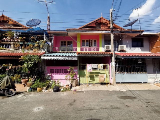  รหัสทรัพย์ (Code ID) :  PTT-26-P00242  ราคา   1,280,000 บาท (ราคาต่อรองได้) ▸ เนื้อที่   24 ตร.ว  พื้นที่ใช้สอย 132 ตารางเมตร   ▸ - ห้องนอน - ห้องน้ำ    ▸ 1 ที่จอดรถ   ทาวน์เฮ้าส์หันไปทางทิศ   พิกัดทรัพย์ : https://maps.app.goo.gl/Jc42KkywuXWDie8g6  สถานที่ใกล้เคียง ▸ใกล้โลตัส โกเฟรช หมู่บ้านพฤกษา 3 ▸ใกล้แม็คโคร สาขาบางบัวทอง ▸ใกล้โรงพยาบาลบางบัวทอง 2 ▸ใกล้เทศบาลเมืองบางคูรัด  สอบถามเพิ่มเติม / นัดชม โทร. 097-419-5982(พลอย) โทร. 096-932-4624(ออมสิ�