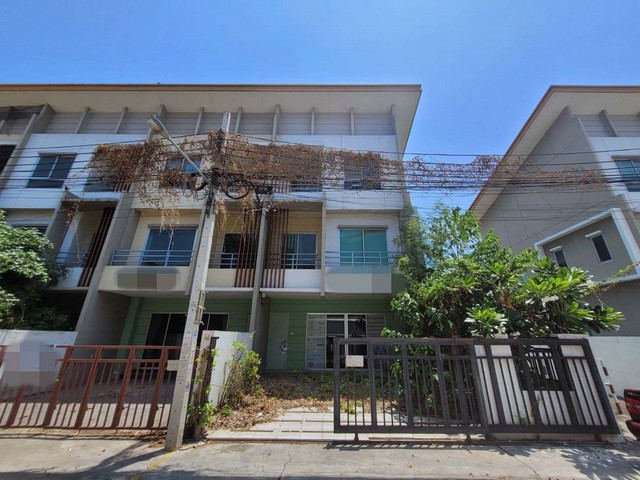  รหัสทรัพย์ (Code ID) :  PTT-26-P00180  ราคา   4,300,000 บาท (ราคาต่อรองได้) ▸ เนื้อที่   27.30 ตร.ว  พื้นที่ใช้สอย 138 ตารางเมตร   ▸ - ห้องนอน - ห้องน้ำ    ▸ 1 ที่จอดรถ   ทาวน์เฮ้าส์หันไปทางทิศ   พิกัดทรัพย์ :  https://maps.app.goo.gl/XizFcFDYKGMtMvwC9  สถานที่ใกล้เคียง ▸ใกล้เซ็นทรัล รัตนาธิเบศร์ ▸ใกล้ตลาดต้นสัก ▸ใกล้โรงพยาบาลพระนั่งเกล้า ▸ใกล้วัดสวนแก้ว  สอบถามเพิ่มเติม / นัดชม โทร. 097-419-5982(พลอย) โทร. 096-932-4624(ออมสิน) Line : @panaya (มี@ด้านหน้า)  ปรึ