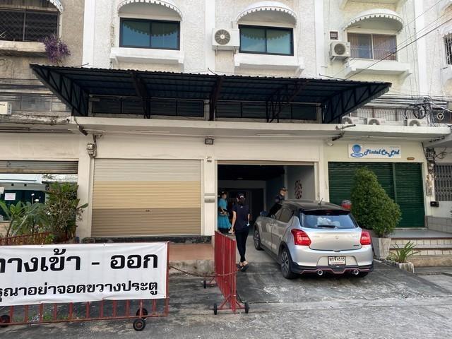 ให้เช่าอาคารพาณิชย์ 4.5 ชั้น 2 คูหา ซอยลาดพร้าว 128/4 ใกล้รถไฟฟ้า สถานีลาดพร้าว 101ราคาเช่า 60,000 บาท / เดือน ( สัญญาขั้นต่ำ 3 ปี ประกัน 3 เดือน ล่วงหน้า 1 เดือน )ที่ตั้ง ถนนลาดพร้าว ซอยลาดพร้าว 128/4 แขวงคลองจั่น เขตบางกะปิ กรุงเทพมหานคร 10240ติดต่อ : คุณภัสพงณ์ 0634098164Line : binkem22https://www.facebook.com/profile.php?id=61581484955548เนื้อที่ 24 ตารางวา พื้นที่ใช้สอย 432 ตารางเมตร กว้าง 8 เมตร ลึก 12 เมตร จำนวน 4.5 ชั้น 2 คูหา 3 ห้องนอน 3 ห้อ�