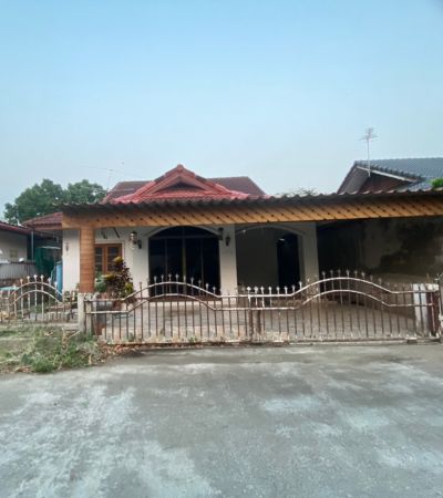 ขาย 1.2 ล้านบาท*บ้านตามสภาพ ถ.วงแหวนรอบ 2 ใกล้ ABS, ACIS, UCIS Int’l School 10 นาทีต.ไชยสถาน อ.สารภี จ.เชียงใหม่เหมาะสำหรับ รีโนเวท / อยู่อาศัย / ลงทุนปล่อยเช่า .บ้าน ไม่ได้ติดตั้งไฟและฝ้าไม่มีคนอยู่อาศัย 4–5 ปีอายุบ้านประมาณ 20 ปี.รายละเอียดบ้าน• ที่ดิน 44 ตารางวา• 3 ห้องนอน | 2 ห้องน้ำ• 1 ห้องครัว• ที่จอดรถ 1 คัน.ราคาขายเพียง 1.2 ล้านบาทค่าโอน คนละครึ่งราคาประเมิน 1.6 ล้านบาท (ขายต่ำกว่าประเมิน).ส