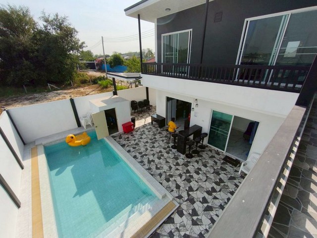 เสนอบ้านพูลวิลล่า 2 ชั้นขายให้เช่าและผ่อนตรงเช่ารายปีเดือนละ 50,000 บาทค่าประกัน 100,000ผ่อนตรงวางดาวน์ 700,000 บาทส่วนที่เหลือ 6 ล้านบาท+ 6% ผ่อนเดือนละ 50,000 บาทระยะเวลาปิดจบ 5 ปีราคาขาย 6.7 ล้านบาทสามารถเอาไปบริหารปล่อยเช่าทำธุรกิจรายวันได้อยู่ซอย 19 ชากนอกตำบลห้วยใหญ่อำเภอบางละมุงจังหวัดชลบุรีบ้านพักมิ้นพูลวิลล่าพัทยาเลควิวห้วยใหญ่2 ชั้นห่างหาดพัทยาเพียง 10 นาทีเนื้อ�