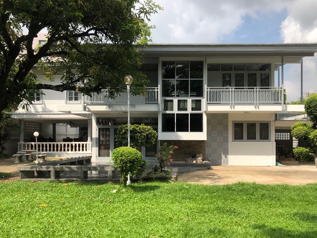 ให้เช่าบ้านเดี่ยว 2 ชั้น 200 ตรว. สุขุมวิท 62 ใกล้ BTS บางจาก เพียง 400 เมตร ใกล้ทางด่วน *** ราคาเช่า 95,000 บาท/เดือนติดต่อ:: ชยา โทร/ID Line:: 0942823961Link Line:: https://line.me/ti/p/3xFA1An8Kcรหัส# RY084บ้านเดี่ยว 2 ชั้น สุขุมวิท 62 ใกล้ BTS บางจาก ใกล้ทางด่วน เนื้อที่ 200 ตารางวา 4 ห้องนอน 3 ห้องน้ำ 1 ห้องครัว 1 ห้องนั่งเล่น5 ที่จอดรถ สนามหญ้าขนาดใหญ่บ้านรีโนเวทเหมาะสำหรับพักอาศัย และทำออฟฟิศเดินทางสะดวกเพียง 400 เมตรจากรถไฟฟ้�