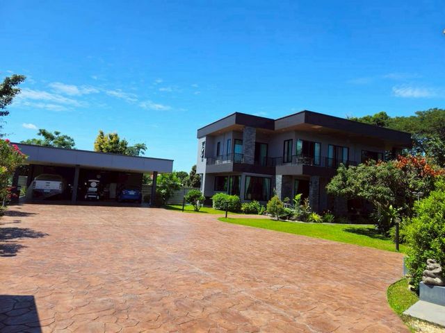 MODERN HOUSE FOR SALE 35 ล้าน — #โซนหางดง บ้านสุดหรู บนที่ดินเกือบ 1 ไร่ บ้าน 2 ชั้น #สไตล์โมเดิร์น ดีไซน์พรีเมียม ใส่ใจทุกรายละเอียด พร้อมลิฟต์ส่วนตัวตั้งอยู่บนที่ดินขนาดใหญ่ 392 ตร.วา พร้อมพื้นที่ใช้สอยมากกว่า 400 ตร.ม.พร้อมเรือนรับรอง–เรือนแม่บ้าน และพื้นที่สวนรองรับงานเลี้ยงกว่า 150 คนรายละเอียดบ้านหลัก (Main House – 400 ตร.ม.)ชั้น 12 ห้องนอน2 ห้องน้ำครัวโมเดิร์น พร้อมเตาอบ & เครื่องล้าง