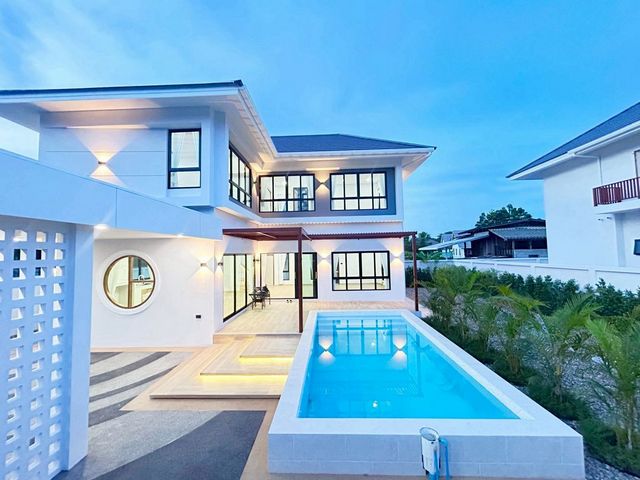 พูลวิลล่าสร้างใหม่หรูหรา 8.5 ล้าน 100 ตรว. #สันผักหวาน #หางดง ทำเลทอง บ้านสวย #สไตล์โมเดิร์น จะอยู่เองก็หรู จะลงทุนก็คุ้มสุดๆรายละเอียด:ที่ดิน 100 ตรว.3 ห้องนอน 4 ห้องน้ำทุกห้องนอนมีห้องน้ำในตัวพื้นที่กว้างขวาง เหมาะสำหรับพักอาศัยหรือปล่อยเช่าทำเลทองติด รร.นานาชาติลานนา ใกล้โลตัส ร้านสะดวกซื้อ และวงแหวนรอบ 3เดินทางสะดวกเพียง 20 นาทีจากสนามบินเชียงใหม่ราคาพิเศษเ�