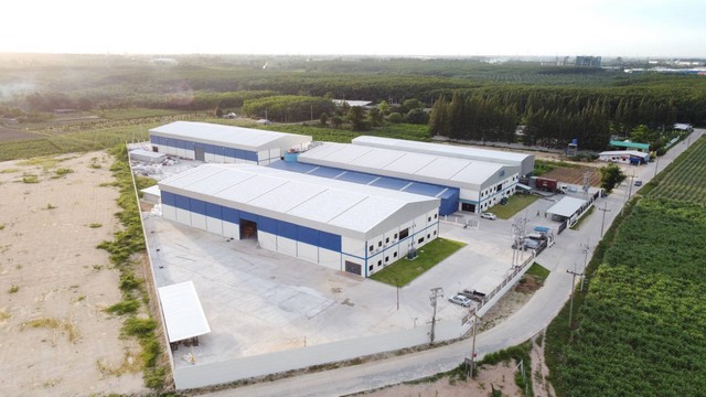 ขายอาคารโรงงานพร้อมใช้งานโรงงานอยู่ ถนน 344 ถนน 331 อ.บ้านบึง จ.ชลบุรี มีเนื้อที่ขนาด 12 ไร่  มีทั้งหมด 3 อาคาร พื้นที่ใช้สอย  ประมาณรวม 8,000 ตารางเมตร มีออฟฟิต 2 ชั้น ทุกอาคาร -มีห้องน้ำแยก หญิง ชาย เทพื้นปูนเต็มพื้นที่ ประตูไฟฟ้า -พื้นที่รับน้ำหนักได้ 3 ตัน ต่อตารางเมตร -อยู่ใกล้แยกหนองปรื-รถคอนเทนเนอร์ สามารถเข้าออกได้ -อยู่ห่างจากถนนเส้น 344เพียง 1 กิโลเมตร อยู่ห่างจาก�