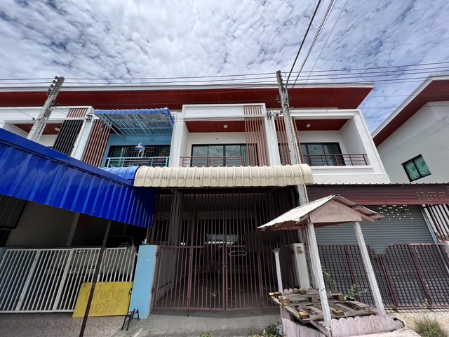    ขาย ทาวน์โฮม โครงการ เมืองใหม่ @อมตะ     ถนน คู่ขนานมอเตอร์เวย์ ต.นาป่า อ.เมืองชลบุรี จ.ชลบุรี  ราคา 2,070,000  บาท (ต่อรองราคาได้เยอะมาก สนใจติดต่อเลย)  รายละเอียดบ้าน - เนื้อที่ 25.8 ตร.ว. -  3 ห้องนอน 2 ห้องน้ำ  -  1 ที่จอดรถ   สถานที่ใกล้เคียง   - นิคมอุตสาหกรรมอมตะนคร - โรงเรียนบ้านนาป่า - วิทยาลัยเทคโนโลยีภาคตะวันออก  รหัสทรัพย์ (Code ID)  : PJ-26-AJ 1125   สอบถามเพิ่มเติม / นัดชม โทร. 096-932-4624(ออมสิน) โทร. 