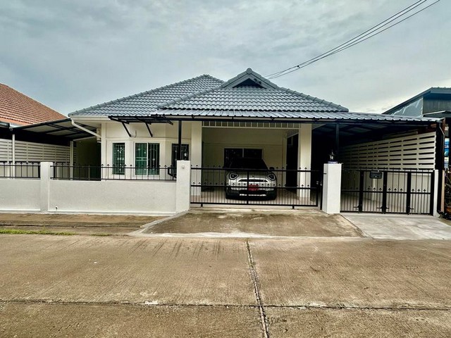 TEL : 092-288 9359 คุณดนิตาLine : https://line.me/ti/p/yxo92dHWP1ขายบ้านเดี่ยว หมู่บ้านรวิพรหนองไม้แก่น (พัทยา)ราคาขาย 4,990,000 ล้านบาท ค่าโอน 50/50 รายละเอียด :บ้านเดี่ยว ชั้นเดี่ยว  พื้นที่ขนาด 60 ตารางวา ขนาด 3 ห้องนอน 2 ห้องน้ำ สถานที่ใกล้เคียง : - โลตัสโกเฟรช หนองไม้แก่น (0.3 กม.)- ซีเจซูเปอร์มาร์เก็ต (0.4 กม.)- มินิบิ๊กซี หนองไม้แก่น (0.5 กม.)- รร.วัดสุทธาวาส (1.2 กม.)F-A15 (209)