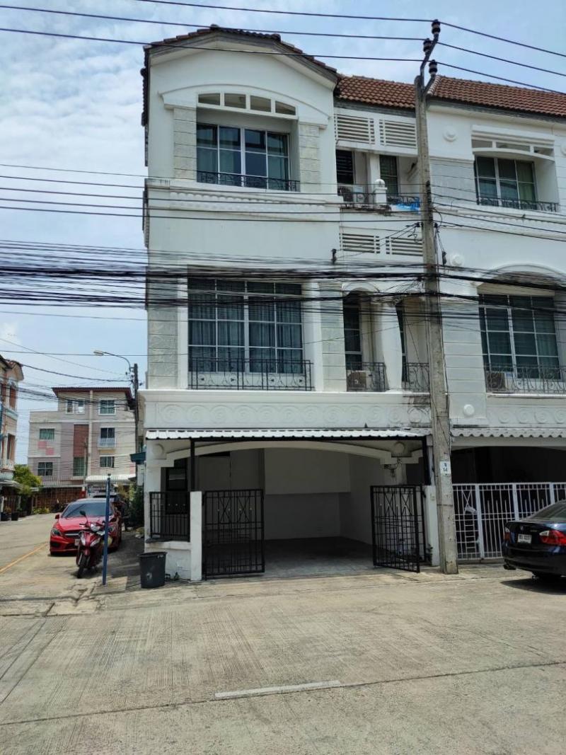 ให้เช่าทาวโฮม 3 ชั้น บ้านกลางเมือง ลาดพร้าว-โยธินพัฒนา หลังมุม ใกล้ ห้างเซ็นทรัล อิสต์วิลล์ติดต่อ : - คุณสราวุฒิ Tel. 0994108945Line : 0994108945ทาวน์เฮ้าส์ 3 ชั้น บ้านกลางเมือง โยธินพัฒนา พร้อมเข้าอยู่ จดทะเบียนบริษัทได้- เนื้อที่ 21 ตารางวา 3 ห้องนอน 4 ห้องน้ำ- เฟอร์นิเจอร์ครบ เครื่องใช้ไฟฟ้า ทีวี,ตู้เย็น,แอร์,เครื่องทำน้ำอุ่น ฯ- ทำเลเดินทางสะดวกไม่ใกลจาก เซ็นทรัลเฟสติวัล อิสต์วิลล