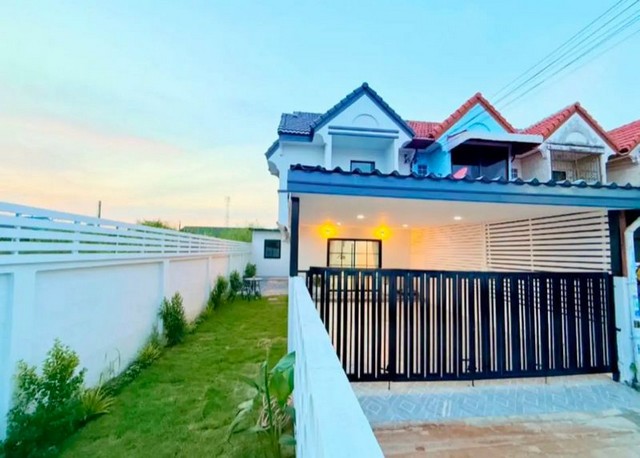 TEL : 092-288 9359 คุณดนิตาLine : https://line.me/ti/p/yxo92dHWP1รายละเอียด : เนื้อที่ขนาด 31.6 ตรว. 3 ห้องนอน 2 ห้องน้ำ ลมพัด ถ่ายเทสะดวก1 ครัวใหญจอดรถ 2 คันพื้นที่ข้างในบ้านกว้างขวางพื้นที่ใช้สอยสุดคุ้มใกล้มอเตอร์เวย์หนองปรือ -พัทยาเดินทางสะดวกของแถมทั้งหลัง- แอร์ 1ตัว- เคาน์เตอร์ครัว- เตาแก๊ส + ฮูดดูดควัน- โซฟา- บิ้วอินชั้นทีวีห้องนั่งเล่นขนาดใหญ่- ชุดห้องนอน 3 ห้อง พร้อมบิวอินชันทีวี- ผ้าม่านทั้ง�