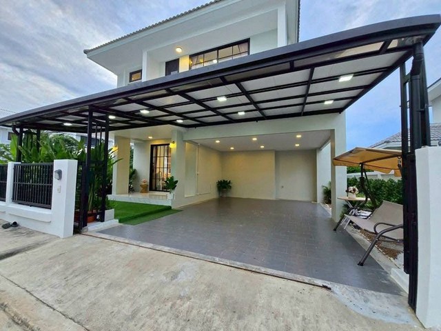 TEL : 092-288 9359 คุณดนิตาLine : https://line.me/ti/p/yxo92dHWP1รายละเอียด :  เนื้อที่  56.9 ตารางวา  3 ห้องนอน  3 ห้องน้ำ 1 ครัวในบ้าน1 ครัวไทยหลังบ้านพื้นที่ซักล้าง จอดรถในบ้านได้ 2คันค่าใช้จ่ายกรมที่ดิน 50/50แถมฟรี - แอร์ทุกห้อง- ตู้เย็น2ประตู- ทีวี 65 นิ้ว- เตาไฟฟ้า+ฮู๊ดดูดควัน- เครื่องซักผ้า - ไมโครเวฟ- โต๊ะอาหาร 6 ที่นั่ง - โซฟา 4 ที่นั่ง - โต๊ะสนาม+ชิงช้านั่งเล่น - จัดสวนรอบบ้าน- ผ้าม่าน2ชั้น+มู่ลี่เข้า-ออก ระบ�