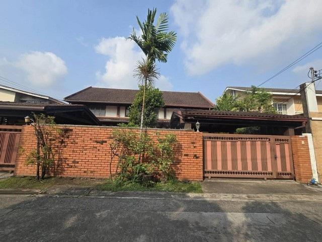 ให้เช่าบ้านแนว Country ยุโรป ใจกลางเมือง สุขุมวิท 71 ปรีดีพนมยงค์ 26 ซอยเดียวกับ Karoเพดานสูง พื้นไม้สักอย่างดี เหมาะอยู่อาศัย หรือทำธุรกิจติดต่อ:: ชยา โทร/ID Line:: 0942823961Link Line:: https://line.me/ti/p/3xFA1An8Kcรหัส# T26-107บ้านแนว Country ยุโรป ใจกลางเมือง ปรีดีพนมยงค์ 26 ซอยเดียวกับ Karoเพียงไม่ถึง 10 นาทีจากทองหล่อ, 5 นาทีจากเอกมัย, ใกล้ BTStraffic ดีมาก เหมาะจะอยู่อาศัย หรือ ทำธุรกิจ- พื้นที่ใช้สอย: 50 ตร.วา- 1 โถงใหญ่ 1 ห้องใ�