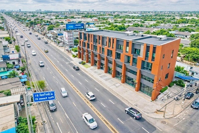 ถูกที่สุด อาคารพาณิชย์หรูสไตล์ยุโรป 3.5 ชั้น ติดถนนเพชรเกษม 77-81 เหมาะร้านกาแฟ ร้านสัก ร้านเล็บ 4นอน 3 ห้องน้ำ ใกล้ BigC เพชรเกษม MRTหลักสอง 1กม. พื้นที่ 20 ตร.ว. พื้นที่ใช้สอย 280 ตร.ม. ค่าเช่า 22,999 B-MThe cheapest luxurious European style 3.5 storey commercial building on Phetkasem Road 77-81 ideal for coffee shop tattoo parlor and nail salon featuring 4bed 3bath near BigC Phetkasem and MRT LakSong within 1km land size 20sq.wah usable area 280 sq.m. rental price 22,999 B-Mถนนเพชรเกษม 77 ถึง 81 แขวงหนองแขม เขตหนองแขม จังหวัดกรุงเทพมหานครขนาดที่ดิน 20 ตร.ว. พื้